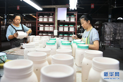 李林豪:青年返乡创业 陶瓷工艺品远销海外